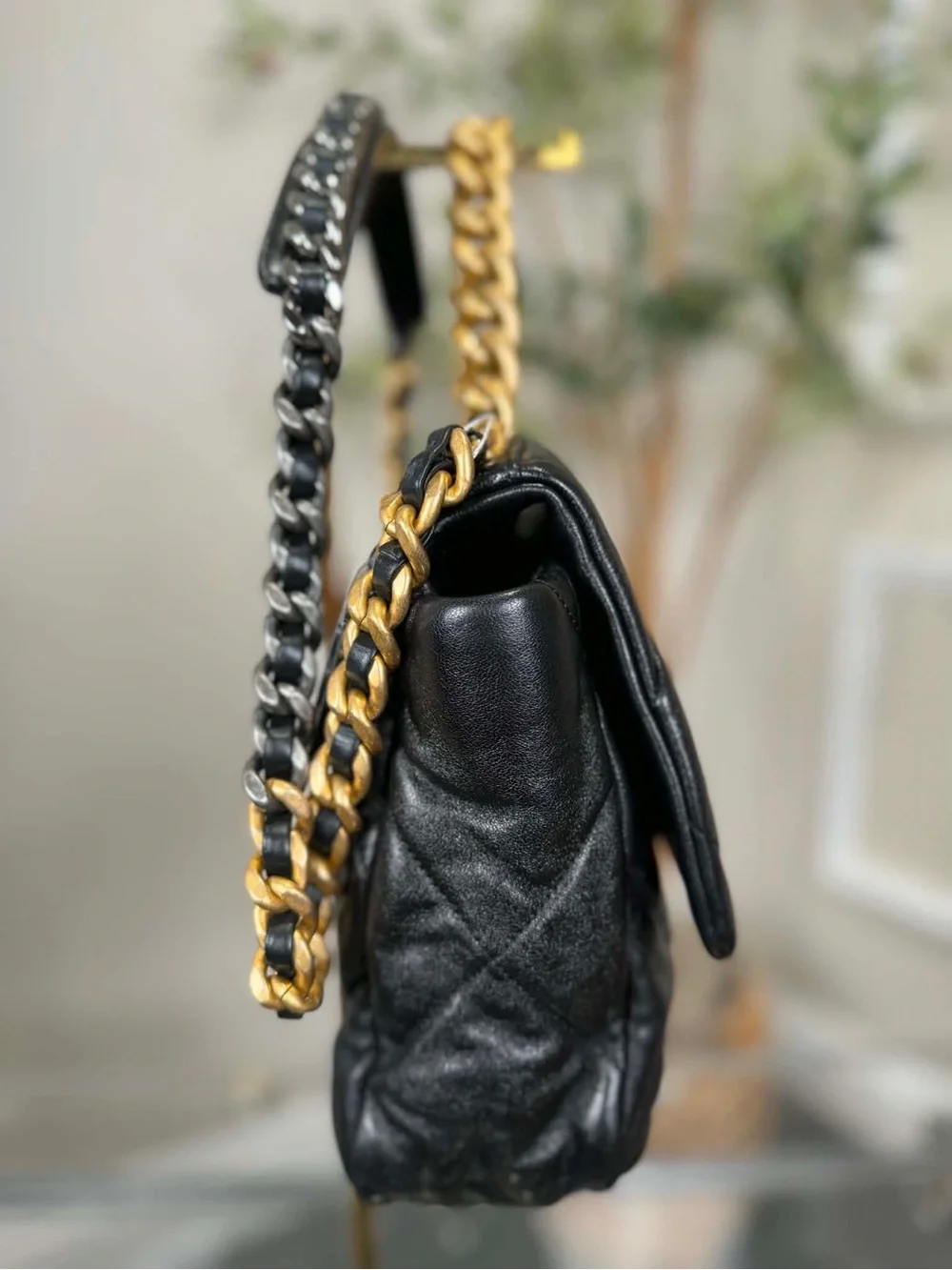 CHANEL Black Quilted Shoulder Bag with Gold Chain CC